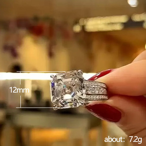 Anello di Fidanzamento F1368 per Donna in Oro Bianco con Diamante Taglio Smeraldo e Pietre Laterali Naturali Colore D - Product Image 3