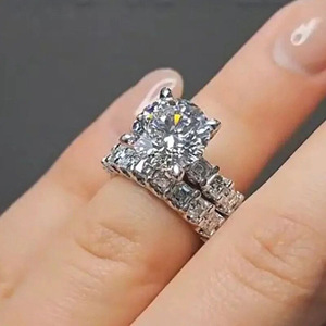 Set di Anelli per Coppia con Incastonatura a Prong, Gioielli Eleganti da Donna per Matrimoni e Feste, Accessorio di Design Minimalista e di Tendenza - Product Image 6
