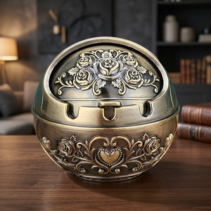 Cendrier de bureau rond en laiton vintage avec motif floral en forme de cœur pour la décoration de la maison - Product Image 4