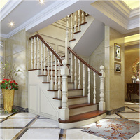 Escalier intérieur en bois massif sur mesure, composants d'escalier complets avec balustrade et marches, armoire et panneau mural assortis pour villa