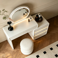 Coiffeuse élégante et lumineuse avec miroir LED, en blanc crème, en promotion, table de maquillage simple avec rangement design