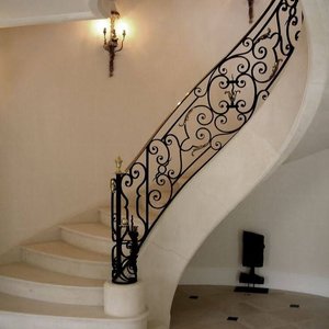 Travaux métalliques sur mesure pour escaliers et accents décoratifs de fenêtres - Product Image 5