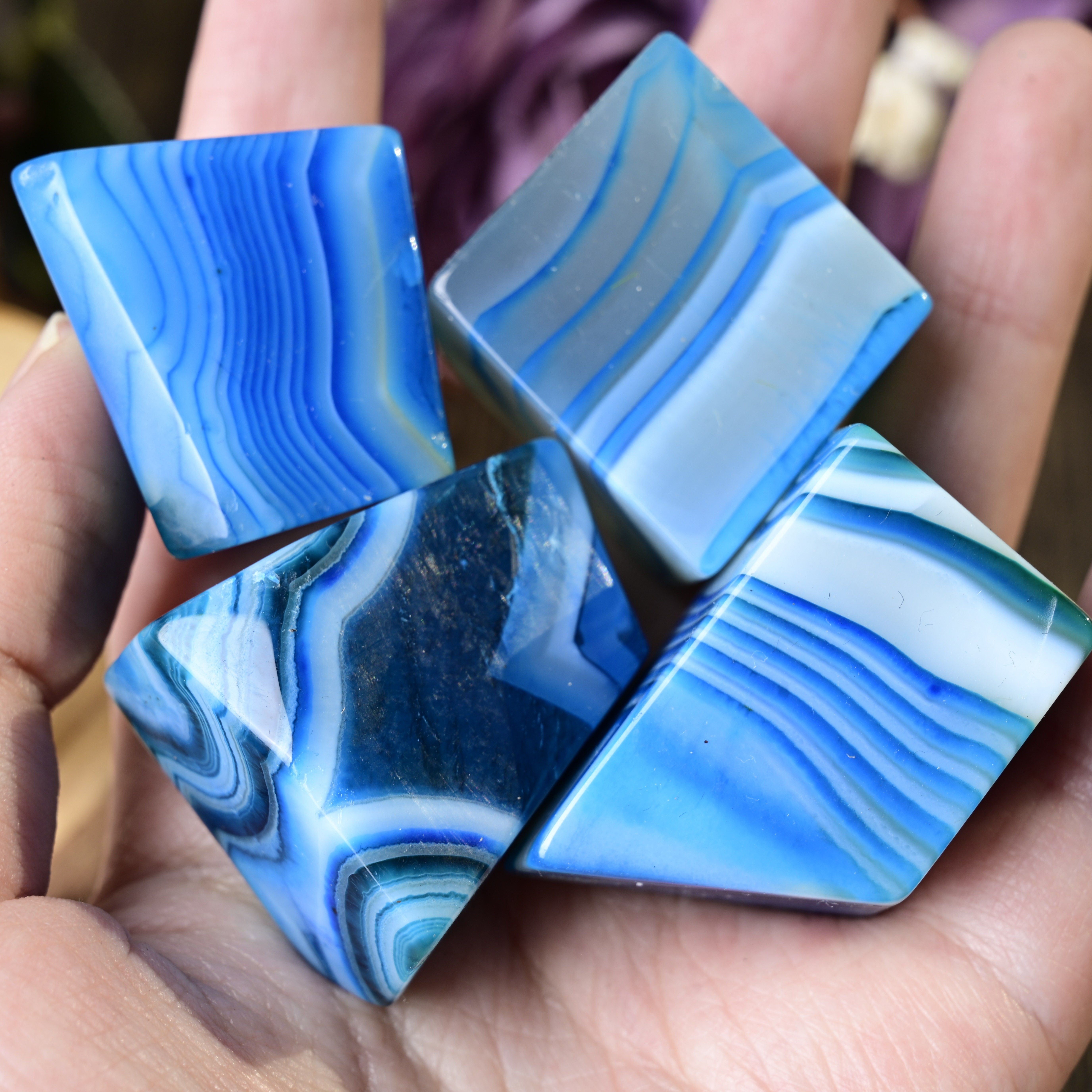 Agate bleue additif, forme irrégulière.