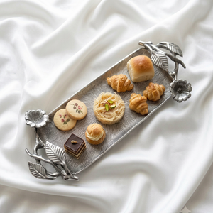 Plateau de service en argent avec poignée en forme de branche de fleurs et de feuilles botaniques – Plateau en métal moulé pour pâtisseries et desserts, idéal pour le service de thé de luxe - Product Image 1