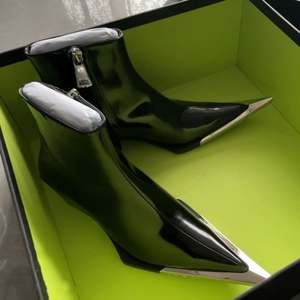 Botas de tacón grueso de charol con punta metálica y cremallera, estilo vaquero occidental, para mujer, venta al por mayor, personalizadas - Product Image 2