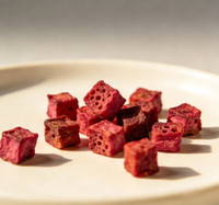 Gefreeze-droogde rode hartjesradijskorrels, rijk aan anthocyanen, perfect voor gemengde fruit- en groentesnacks.