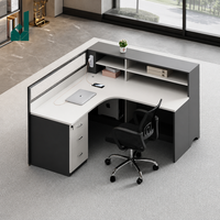 Poste de travail moderne et minimaliste avec panneaux d'écran et chaises pour bureau informatique et espace de travail multi-personnes