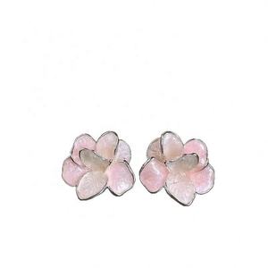 Nouvelles Boucles d'Oreilles Clous Tendance 2025 pour Femme, Motif Fleur Bleue, en Alliage de Zinc Haut de Gamme, Design Élégant Pétale Crème, Idéales pour Soirées et Occasions Spéciales - Product Image 5