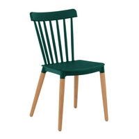 Chaises en plastique de style Windsor de différentes couleurs avec des pieds en bois