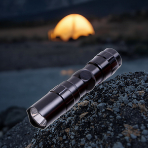 Mini linterna LED súper brillante, bolígrafo de bolsillo de mano pequeño, luz de lúmenes altos, batería AA IP65 para uso táctico de emergencia para acampar - Product Image 1