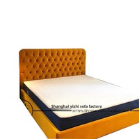 Lit double nordique avec cadre en pin et tête de lit en velours, style moderne simple, très tendance, 1,8 m, pour chambre principale