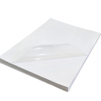 Rouleau de film adhésif simple face en BOPP/PET acrylique blanc avec revêtement antistatique, taille et épaisseur personnalisables pour l'utilisation en étiquetage