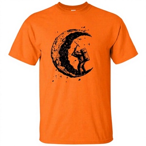 Camiseta naranja de manga corta para hombre con estampado de luna y astronauta, estilo casual, cuello redondo, corte ajustado. - Product Image 1