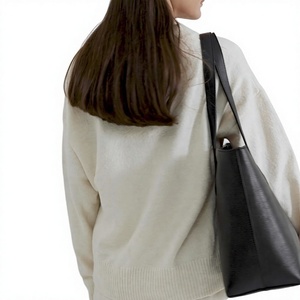 Sac fourre-tout unisexe en cuir véritable noir uni avec poignée souple, usage quotidien décontracté, durable, capacité 20-30L, doublure en polyester avec fermeture éclair - Product Image 5