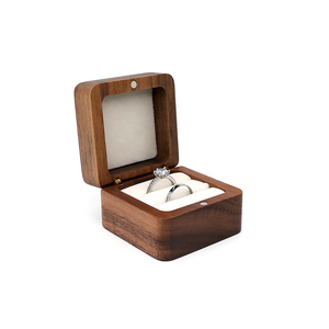 Caja de madera para anillos, joyero de nogal, caja de madera para anillos de compromiso, estuche para guardar alianzas de boda, pequeña caja de madera para bibelotes. - Product Image 4