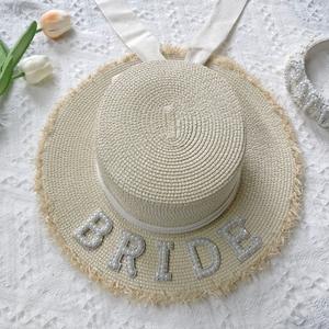 Chapeau de mariée élégant en paille naturelle, idéal pour les mariages à la plage, les séances photo et les fêtes de jardin – Coffret cadeau pour la mariée et ses demoiselles d'honneur - Product Image 1