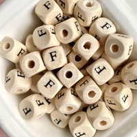 Cuentas cuadradas de madera de arce de 10 mm con 26 letras inglesas, accesorios para la educación temprana de niños, llaveros, cadenas para teléfono y bloques de construcción DIY