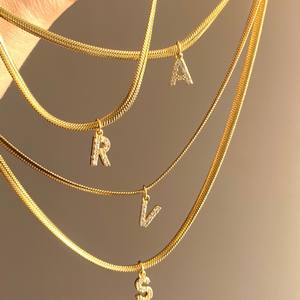 MICCI Joyería de Acero Inoxidable Collar Delicado con Colgante de Zirconia y Letra del Alfabeto Bañado en Oro de 18K para Mujer - Product Image 4