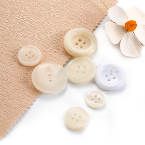 Tùy Chỉnh Màu Trắng Trong Suốt 4-Lỗ Nhựa May Mặc Nút Nhà Máy Kích Thước Mạ Loại Nút Cho Áo Sơ Mi - Product Image 1