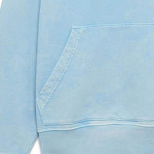 Sudadera con Capucha de Algodón Premium con un Aspecto Desgastado Vintage, Corte Holgado y Estilo Urbano Moderno - Product Image 5