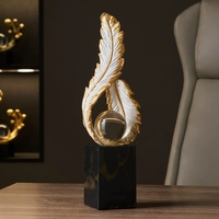 Artisanat d'art en résine personnalisé Décoration de table intérieure de luxe Accent de plumes d'or avec boule de cristal sur base en marbre