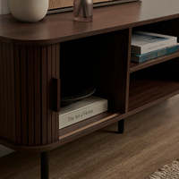 Meja TV Bergaya Walnut 140cm dengan Pintu Geser dan Rangka Logam