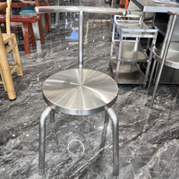 Ensemble table et chaises en acier inoxydable : surface brillante résistante aux rayures pour les cafés, robuste, facile à nettoyer, parfait pour les environnements de café
