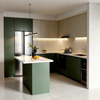 Ensemble d'armoires de cuisine modernes modulaires en bois, stratifié blanc, verre, contreplaqué et MDF, avec comptoir en marbre, charnières et robinet, pour appartement