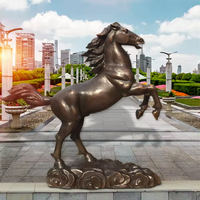 Statue de soldat romain antique classique en plein air grandeur nature chasseur en bronze débarrassant la sculpture de cheval en cours d'exécution