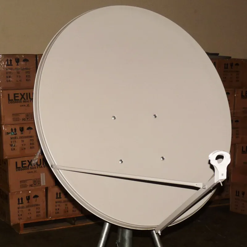 Bande Ku personnalisée 90 cm Antenne offset extérieure pour satellite Antenne parabolique à montage sur poteau