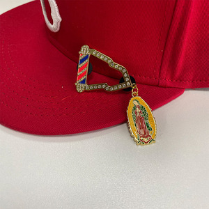 Insigne personnalisé pour casquette en émail avec cadre en diamant Épingles San <span class=keywords><strong>Judas</strong></span> Épingle à chapeau de baseball avec pendentif à chaînes - Product Image 6