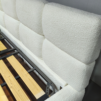 Lit rembourré en sherpa de style minimaliste nordique, confortable et crémeux, avec espace de rangement, adapté aux appartements, polyvalent