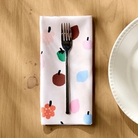 Serviette de table double face en microfibre brossée, toucher doux avec détails imprimés fins. Stylisation de table