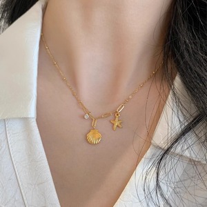 Collana di Lusso e Sofisticata con Stella Marina in Oro e Strass per Donne, Catena a Onde Marine, Regalo - Product Image 1