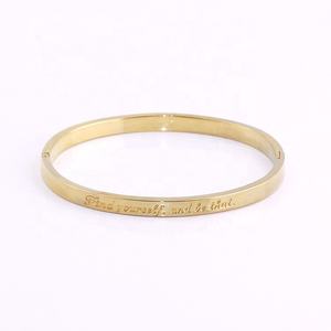 Venta al por mayor de joyería de moda clásica de 18 quilates chapado en oro rosa de acero inoxidable grabado letra brazalete pulsera brazalete para las mujeres - Product Image 6