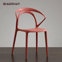 Chaise de salle à manger en plastique empilable moderne de conception brevetée avec dossier perforé noir et blanc en pp à vendre
