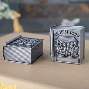 Estuches para primeros dientes de bebé Cajas de almacenamiento para primeros rizos Organizadores de recuerdos de metal Cofre del Tesoro plateado/Diseño de libros - Product Image 3