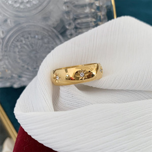 Nuovo prodotto per feste di fidanzamento e anniversario anello in acciaio al titanio placcato oro 18K - Product Image 6