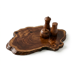 Plateau de service en bois à bord naturel, plateau de présentation en bois irrégulier avec résine intégrée pour salon, hôtels et clubs, personnalisable - Product Image 1