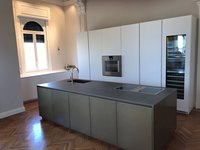 Meubles de cuisine en métal laqué haut de gamme sur mesure, design sans poignées, dessus en marbre de luxe, armoires de cuisine modulaires pour la maison