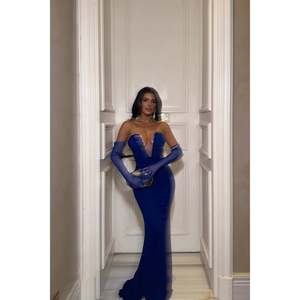 Robe de soirée longue trapèze à détails pierres, taille empire, drapée et ornée de sequins, idéale pour les bals de promo, banquets et soirées - Product Image 2