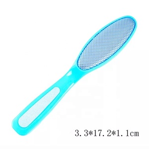 Lime à pied de pédicure en acier inoxydable à poignée en plastique coloré de qualité supérieure bon marché lime à pied en métal pour dissolvant de callosités - Product Image 5
