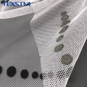 <span class=keywords><strong>Tissu</strong></span> en tulle hexagonal floqué à pois 100 % polyester écologique, prix d'usine, pour robe de mariée et décoration de fête - Product Image 2