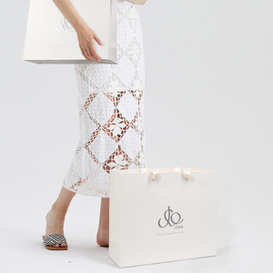 <span class=keywords><strong>en</strong></span> gros de sac cadeau recyclable gris Art Shopping de luxe avec logo personnalisé pour vêtement <span class=keywords><strong>en</strong></span> papier kraft avec poignée - Product Image 2