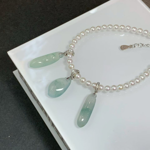 จี้หยกพม่าเกรดธรรมชาติหรูหรา ทอง 18K ประดับเพชรแบบฝัง Pavé ตัวล็อคอเนกประสงค์ รูปทรงหยดน้ำขนาดเล็ก เหมาะสำหรับเป็นของขวัญ - Product Image 2