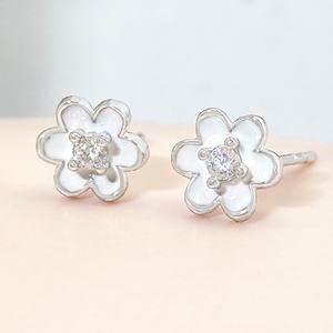 ต่างหูแฟชั่นผู้หญิงแบบมินิมอล ชุบทอง 18K ลายดอกเดซี่เคลือบเงา - Product Image 6