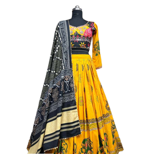Ensemble Lehenga-Choli jaune pour femmes de HK Designer avec dupatta, véritable travail à la main avec des miroirs, taille M - Product Image 1