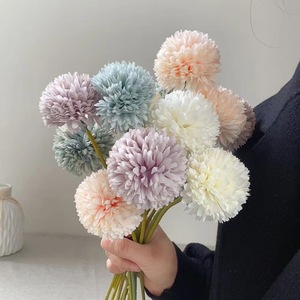 Fleur artificielle en soie <span class=keywords><strong>de</strong></span> chrysanthème réaliste, faite à la main, douce, moderne, pour le <span class=keywords><strong>Nouvel</strong></span> <span class=keywords><strong>An</strong></span> chinois et <span class=keywords><strong>centre</strong></span> <span class=keywords><strong>de</strong></span> <span class=keywords><strong>table</strong></span> <span class=keywords><strong>de</strong></span> mariage - Product Image 1