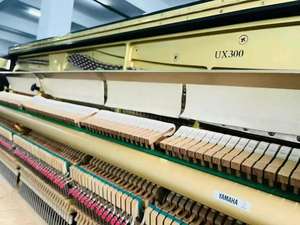 Piano Vertical <span class=keywords><strong>Yamaha</strong></span> UX300 Classics Color Negro en Venta, Excelente Calidad de Sonido para el Hogar y el Estudio - Product Image 3