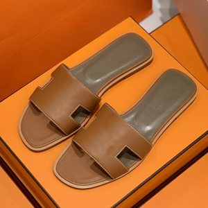Chaussures de créateur OEM/ODM d'usine, semelles en caoutchouc antidérapantes pour l'extérieur, en cuir véritable, pour femmes, pantoufles de luxe pour voyages - Product Image 1